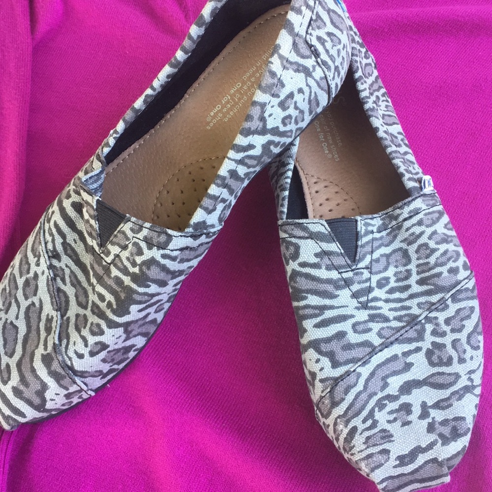 Women’s Cheetah print canvas Toms size 8